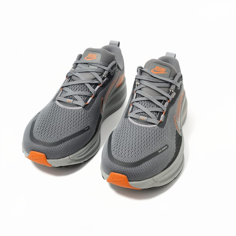 Nike Vomero 18 gris homme vue de face en paire